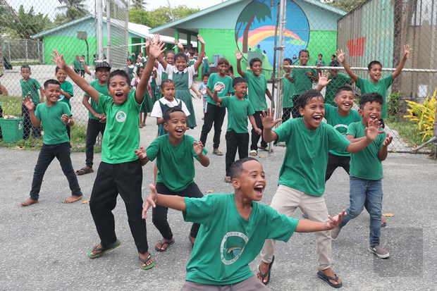 總統蔡英文出訪南太平洋3友邦，26日抵達馬紹爾群島，馬紹爾小朋友在路邊歡迎蔡總統，看到攝影機興奮地歡呼。