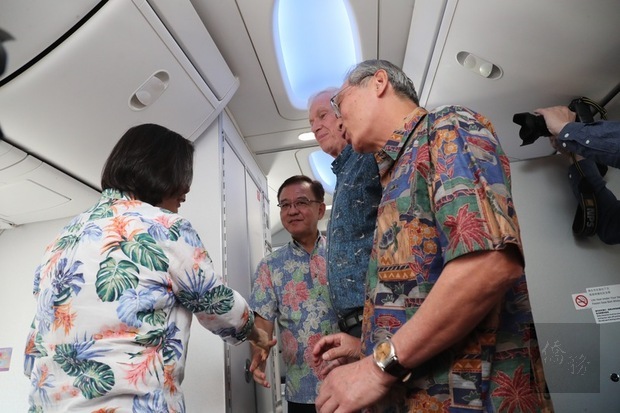 總統蔡英文(左)展開為期8天7夜「海洋民主之旅」,回程過境夏威夷,27日蔡總統與前來接機的駐美大使高碩泰(右)、美國在台協會(AIT)主席莫健(James Moriarty)(右2)、駐檀香山辦事處處長曾永光(右3)等人握手致意。