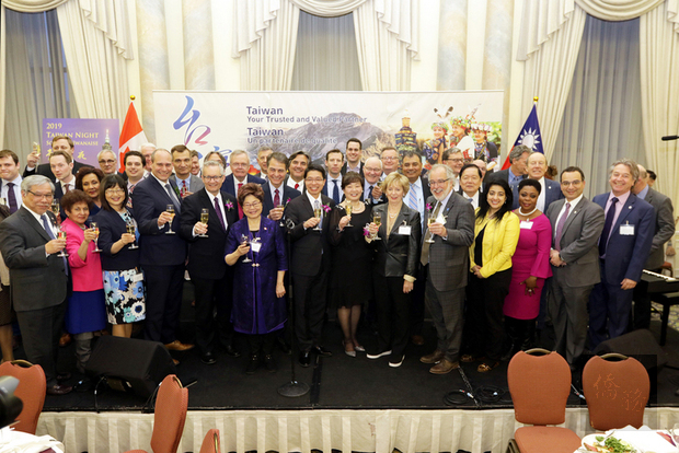 駐加拿大代表陳文儀夫婦昨晚在渥太華主持「2019年台灣之夜」，有60多位加國聯邦參眾議員親自出席，期盼台加關係更加強化。（中央社提供）