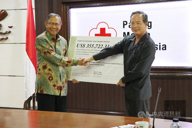 中華民國駐印尼代表陳忠（右）30日代表台灣人民將捐贈給印尼中蘇威西省地震災民的賑災款35萬5700美元轉給印尼紅十字會代理主席金南嘉（左）。