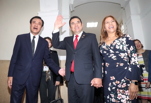 立法院長蘇嘉全（前左）1日在立法院會晤瓜地馬拉共和國總統莫拉雷斯（Jimmy Morales Cabrera）（中）伉儷，莫拉雷斯向媒體揮手致意。