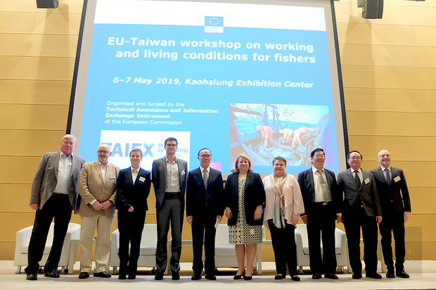 台灣與歐盟6日起一連兩天在高雄召開「漁工工作及生活條件」座談會，7日順利落幕，與會代表合影留念。（中央社提供）
