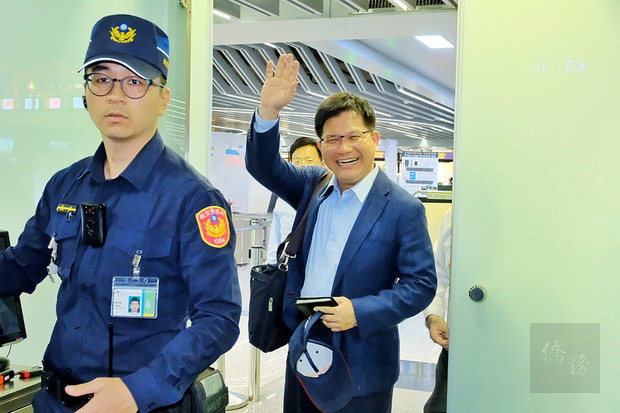 交通部長林佳龍（右）18日晚間率團搭機出訪，將代表中華民國前往貝里斯慶祝兩國建交30週年，他在機場對記者的提問僅揮手表示感謝。