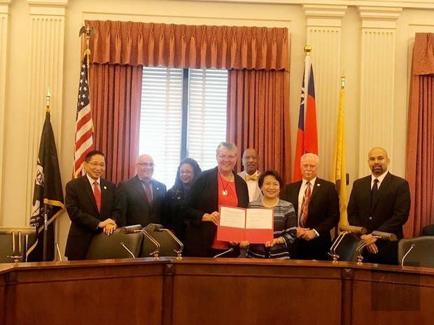 駐紐約辦事處長徐儷文(前右)美東時間20日代表交通部,與新澤西州車輛管理廳廳長傅爾頓(前左)簽署互惠核發駕照備忘錄。(駐紐約辦事處提供)