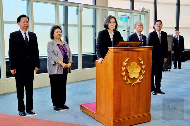 總統蔡英文（左3）22日結束「自由民主永續之旅」返抵國門，她表示，台灣有能力幫助其他國家，也需要其他國家在國際為台灣發聲，這就是踏實外交，而台美關係也透過此行深化。