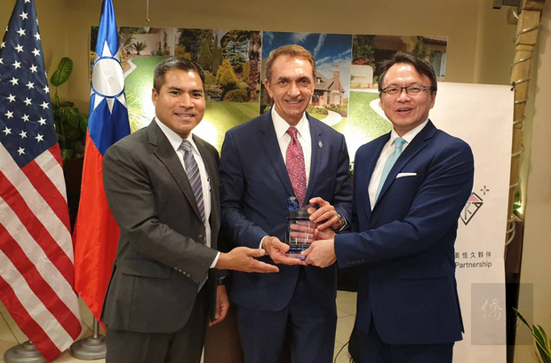 美國佛羅里達州勞德岱堡市宣布,將7月25日定為該市的「台灣日」,邁阿密經文處長錢冠州(右1)與「風扇大王」企業董事長羅天生(左1)聯合致贈獎牌給羅德岱堡市長特恩塔里斯(中)。(邁阿密辦事處提供)