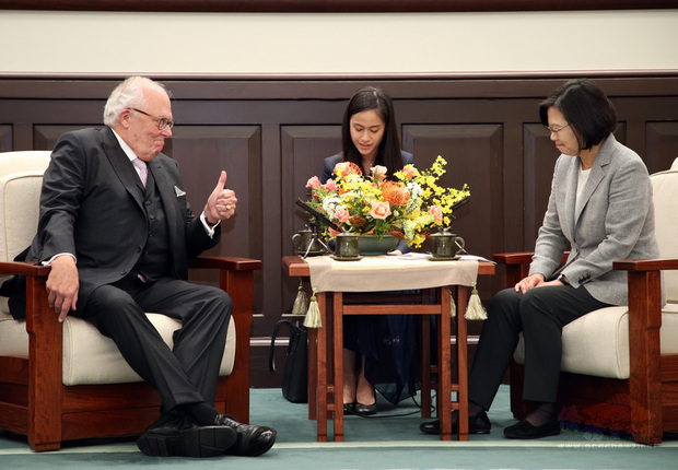 總統蔡英文（右）8日在總統府接見美國傳統基金會創辦人佛訥（Edwin J. Feulner Jr.）（左），兩人會談時，佛訥豎起大拇指肯定總統領導台灣的政績。(中央社提供)