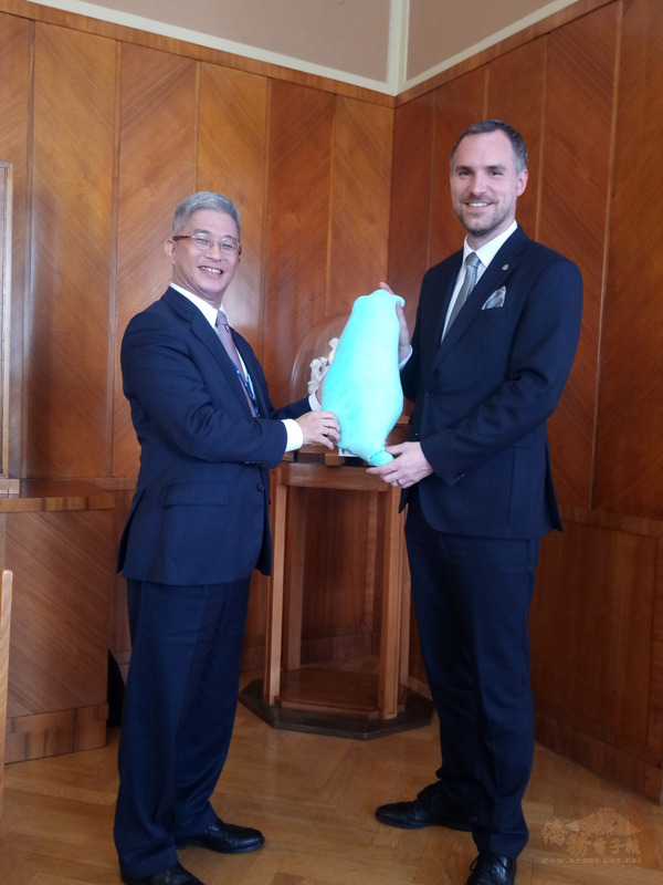 外交部次長徐斯儉（左）14日（當地時間）會晤布拉格市長賀瑞普（右），將台灣造型的頸枕當見面禮。（駐捷克代表處提供）