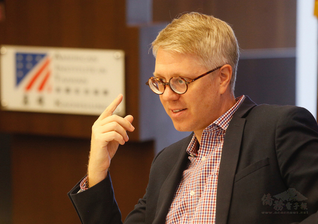 美國在台協會(AIT)高雄分處長歐雨修,13年前至AIT經濟組報到第1年即努力苦學台語打底子,他說,台語是台灣的母語,尤其是外國人來台灣即使只會講1、2句,也可打開在地鄉親的心扉,拉近與他們的距離,有助增進彼此交流。(中央社提供)