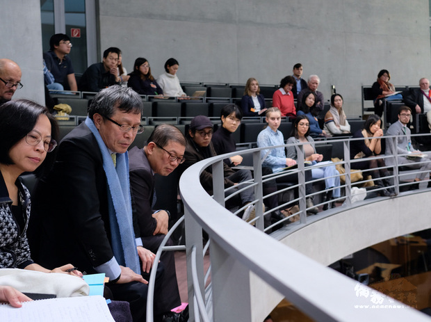 德國國會舉行與台灣建交請願案的公聽會，駐德代表謝志偉（左2）在旁聽席上專心聆聽。(中央社提供)