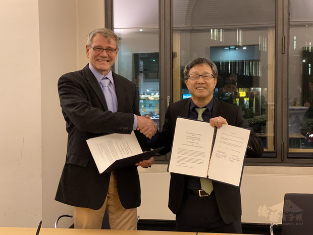 駐德代表謝志偉（右）與德國駐台代表王子陶（左）12日在柏林簽署互換駕照的合作意向書，未來旅居德國的台灣人可持台灣駕照免試換發德國駕照。（駐德代表處提供）