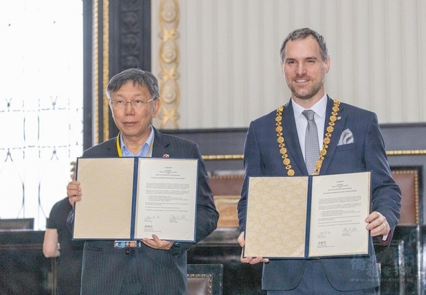 台北市長柯文哲（左）13日與布拉格市長賀瑞普（右）在布拉格簽署姊妹市協定。（北市府提供）