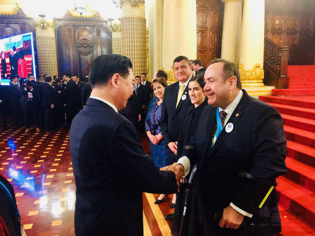外交部長吳釗燮率團出席瓜地馬拉新任總統就職典禮，向瓜國新任總統賈麥岱致意。（外交部提供）