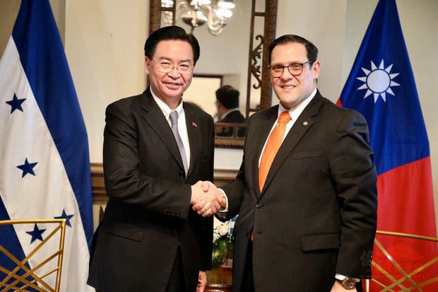 外交部長吳釗燮（左）16日至17日訪問中美洲友邦宏都拉斯，會晤宏國外長羅薩雷斯。（外交部提供）