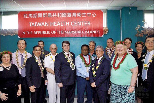 外交部政次徐斯儉（前右三）與美國退伍軍人事務部長威爾基（前右五）、美國駐馬紹爾大使史都華（前右二）等人，參訪我國在馬紹爾設立的台灣衛生中心。 （外交部提供）