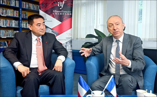 法國駐台代表公孫孟（右）與法國文化協會理事長林知延（左）。（自由時報提供）