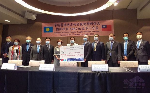 國際扶輪社、新光醫院及馬偕醫院援贈病毒核酸偵測試劑等，17日將以包機運往帛琉，協助友邦抗疫。帛琉駐台大使歐克麗（右6）16日出席捐贈儀式，她表示，台帛情如家人。（中央社提供）