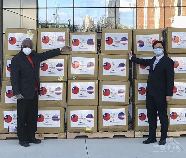 美國聯邦眾議員戴維斯（左）美中時間20日見證台灣捐贈口罩，協助醫護人員對抗武漢肺炎疫情，並向駐芝加哥辦事處長黃鈞耀（右）表達謝意。（駐芝加哥辦事處提供）