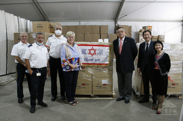 駐以色列代表張國葆（右3）25日將10萬片口罩捐贈以色列的紅色大衛之星（MDA），由MDA社區事務副主席傑斐接受（左3）。（駐以色列代表處提供）