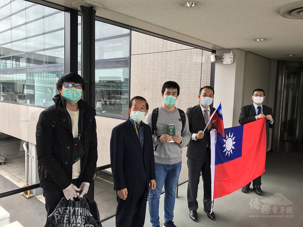 駐日代表謝長廷（左2）率領駐處人員在成田機場迎接從俄羅斯抵達日本的台灣人。謝長廷也在臉書表示，有注意到日本政府發言人菅義偉說這是疫情期間台日俄合作的好例子。（駐日代表處提供）