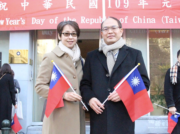 駐歐盟代表曾厚仁（右）將出任外交部政務次長，經歷資深但有新思維，讓國際看見台灣。圖為他在今年與夫人出席首度移師駐處舉行的元旦升旗典禮。（中央社提供）