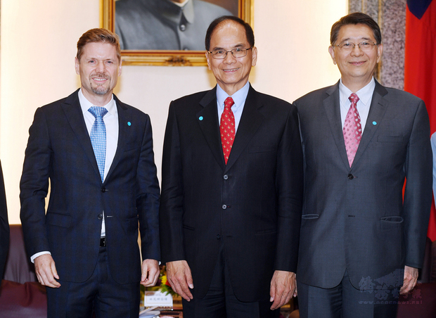 立法院長游錫堃(中)11日接見加拿大駐台北貿易辦事處代表芮喬丹(Jordan Reeves)(左),兩人並與立院秘書長林志嘉(右)等一起合影。(中央社提供)