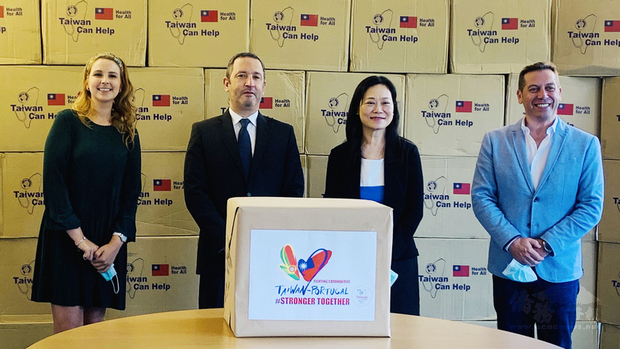 台灣10萬片口罩運抵葡萄牙,在駐葡萄牙代表處舉行援贈儀式,由代表張俊菲(右2)捐贈葡萄牙紅十字會等醫療機構,葡萄牙國會友台小組主席奧利維拉(左2)出席見證,感謝台灣友誼之手。(駐葡萄牙代表處提供)