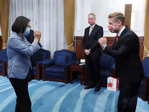 總統蔡英文（左）7日在總統府接見加拿大駐台北貿易辦事處代表芮喬丹（Jordan Reeves）（右），兩人拱手致意。（中央社提供）