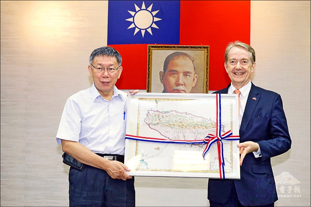 荷駐台代表紀維德將返荷蘭，台北市長柯文哲頒贈「台北市榮譽市民狀」表感謝。（北市府提供）