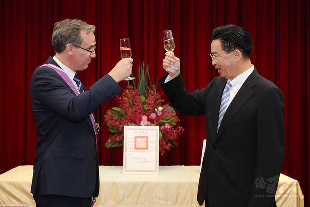 外交部長吳釗燮（右）27日與瑞典貿易暨投資委員會台北辦事處代表言禾康（左），舉杯祝賀台瑞典關係日益友好。（外交部提供）