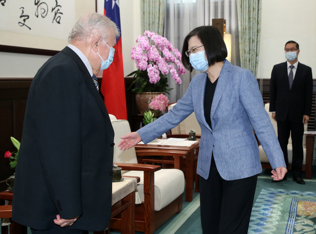 總統蔡英文（前右）6日在總統府接見尼加拉瓜共和國駐台大使達比亞（William Tapia）（左），感謝他對兩國邦誼的貢獻。（中央社提供）