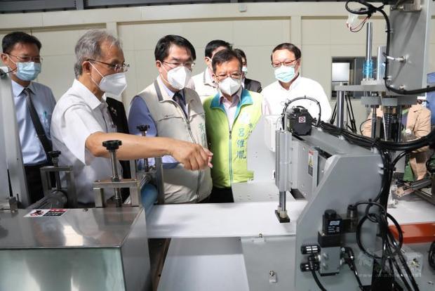 台南市東建安公司發揮國際援助的精神，與南台灣機械同業共同捐助1套智慧製造系統(5條3D高階口罩全自動化生產線)予捷克共和國。