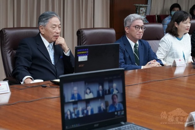 國安會副秘書長徐斯儉（右二）與外交部政務次長田中光（左一）共同主持台英合作視訊會議。