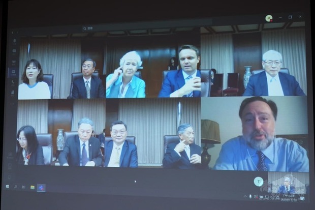 我國相關部會代表、英國在台辦事處代表唐凱琳（上排左三）與英國COP26亞太暨南亞氣候變遷大使Ken O’Flaherty（下排右一）進行視訊會談。