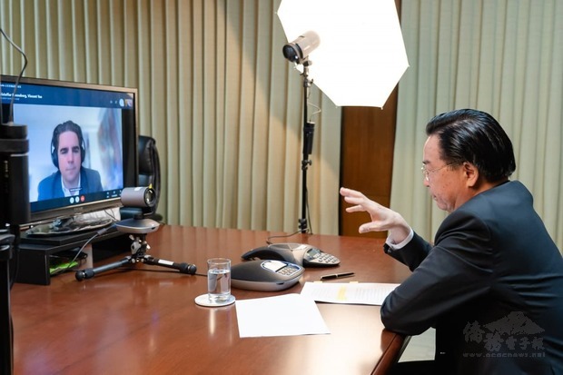 吳部長（右）接受挪威「晚郵報」記者Kristoffer Rønneberg（左）視訊訪問。