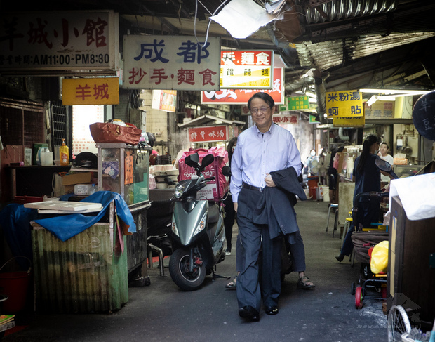 泉裕泰派駐台灣剛滿一年，公餘期間喜愛探訪大街小巷，感受友善的民間氣氛。（中央社提供）