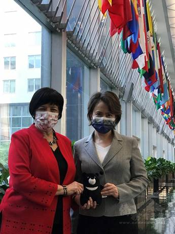 美國務院官員晤蕭美琴，台灣黑熊布偶同框。（圖擷取自Twitter ）