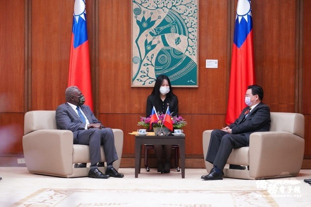 外交部吳部長接見海地新任駐台戴尼斯大使，兩人相談甚歡
