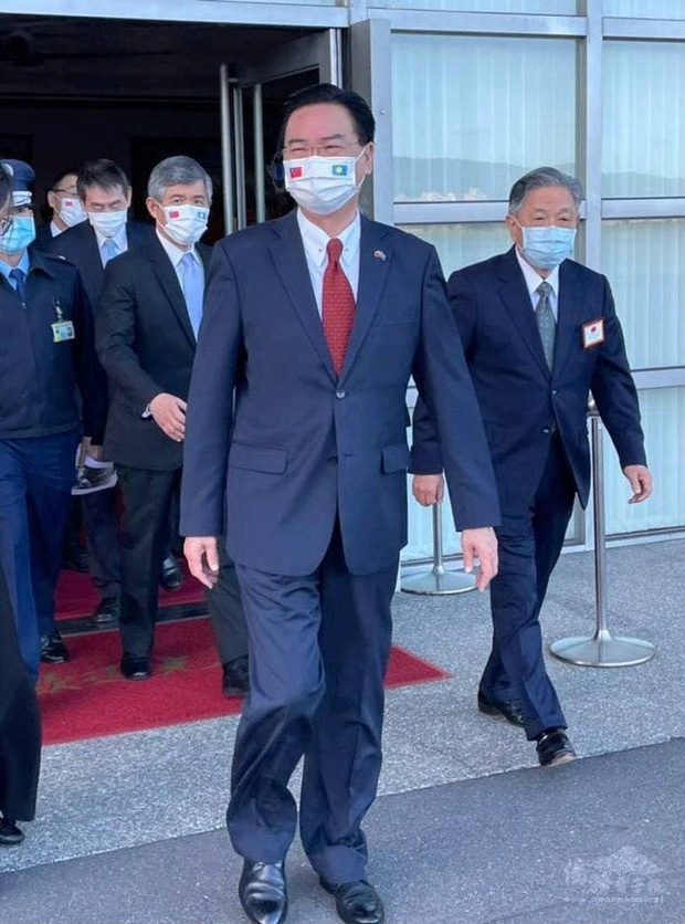 外交部長吳釗燮以總統特使身分今早（20日）率團搭機前往帛琉，參加該國總統就職典禮。
