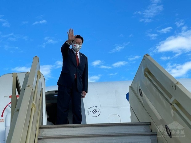 吳特使赴帛琉登機前揮手致意。