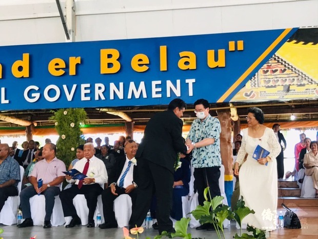 吳特使出席帛琉總統惠恕仁就職典禮，並與惠總統握手致意。