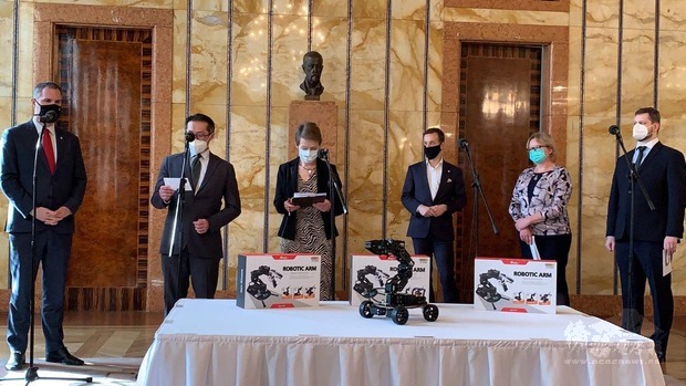 賀吉普市長(左1)與駐捷克代表柯良叡(左2)與市府教育局官員及中學校長共同宣布台捷科學教育合作計畫,並介紹來自台灣的教學機器人手臂