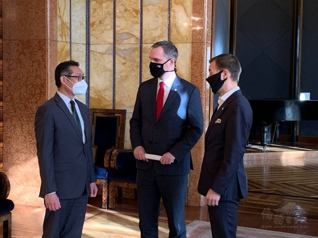 記者會前柯代表與賀吉普市長及教育局長Vít Šimral暢談台捷科學及教育合作。