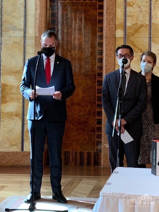 賀市長與柯代表共同主持記者會。