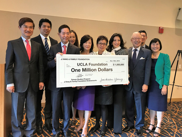 外交部2014年起資助加州大學洛杉磯分校(UCLA)進行台灣研究,圖為2018年11月16日台商楊信(前排左2)捐款100萬美元支持UCLA台灣研究。右1為亞太中心主任周敏,前排右4為UCLA副校長范芝芬。(中央社提供)