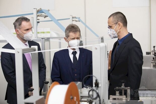 捷克參議院議長維特齊(中)與布拉格市長賀瑞普(左)3月30日參觀台灣捐贈的口罩生產線。(捷克參議院提供) (圖:中央社)