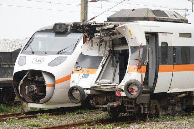 台鐵太魯閣號408次列車2日發生重大傷亡事故,事故現場持續搶通,第5節車廂(右)一早已拖離隧道,與第1節車廂(左)相鄰,運至和仁車站。