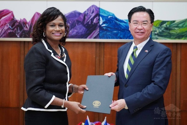 貝里斯新任駐台大使碧坎蒂（Candice Pitts）向外交部長吳釗燮呈遞國書副本。
