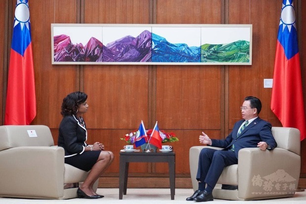 吳部長與碧大使就台貝兩國共同關切議題交換意見。
