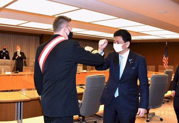 日本防衛大臣岸信夫(右)與美軍印度太平洋司令部司令戴維森（Philip Davidson）在東京舉行會談。(岸信夫推特)